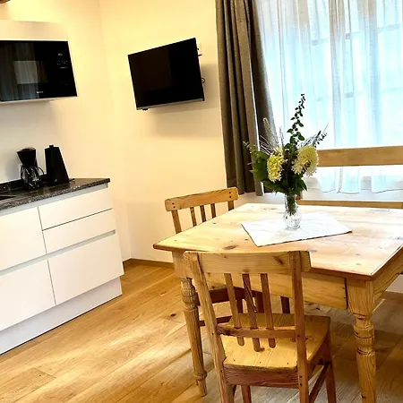 Breitenberg Apartment *